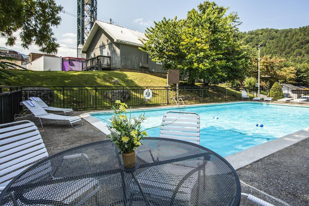 Four Seasons Motor Lodge ガトリンバーグ エクステリア 写真